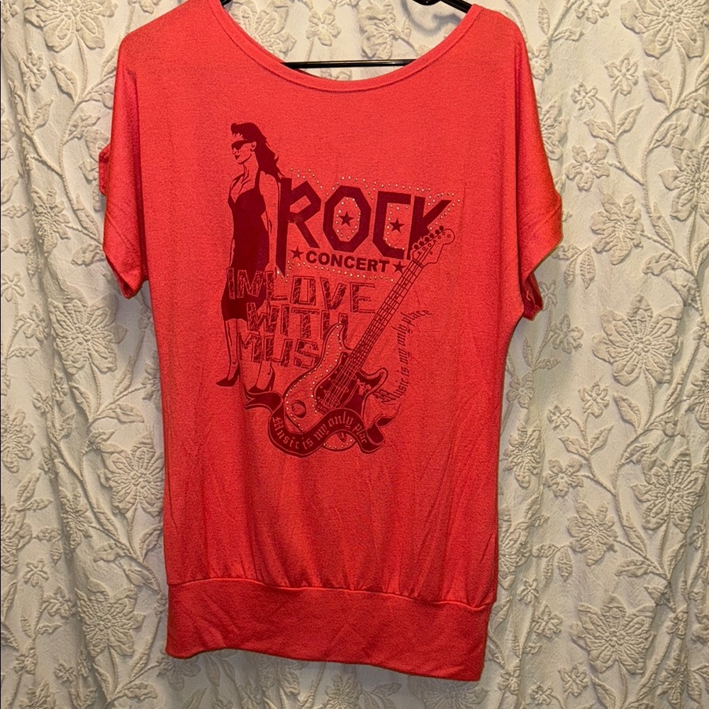 Red Graphic Rock Concert T-Shirt EUC 100%cotton (204)